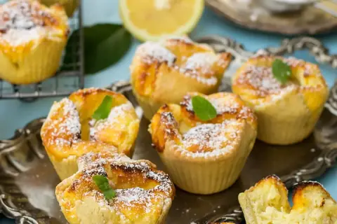 Deliziosi budini di riso in stampini, spolverati di zucchero a velo e guarniti con menta. Un assaggio di dolcezza.