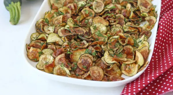 Zucchine alla scapece croccanti e dorate, un contorno saporito e leggero, guarnito con prezzemolo fresco.