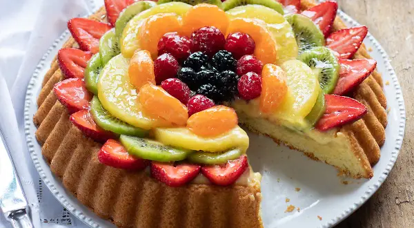 Deliziosa crostata di frutta da 28 cm con pasta frolla, crema pasticcera e un tripudio di fragole, kiwi, mandarini, lamponi e more.