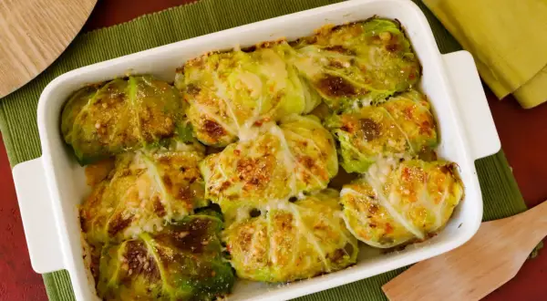 Involtini di verza appena sfornati, dorati e filanti, pronti per essere gustati.