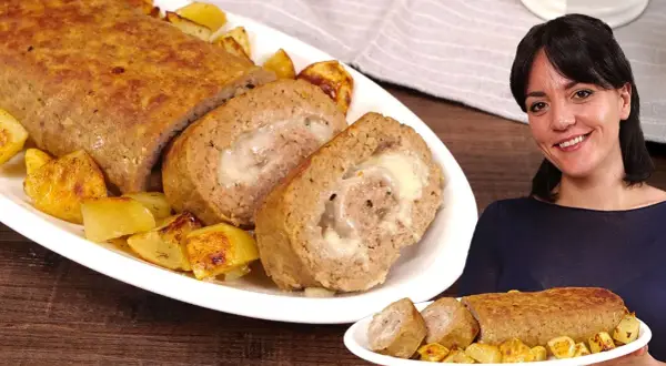 Un delizioso polpettone al forno, ripieno di formaggio filante, servito con patate arrosto.