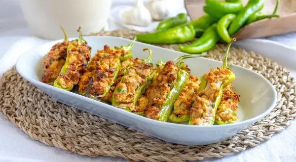 Friggitelli ripieni, cotti alla perfezione nella friggitrice ad aria, serviti su un piatto bianco.