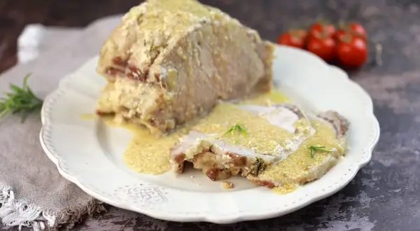 Lonza al latte, la ricetta della nonna che profuma di casa. Un piatto succulento e cremoso, pronto per essere gustato.