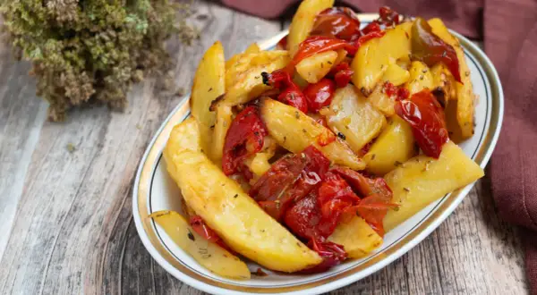 Patate e peperoni al forno, un contorno saporito e colorato, pronto per essere gustato.