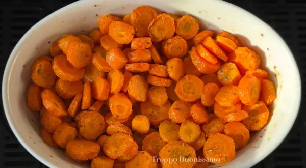 Carote dorate e succulente, appena sfornate dalla friggitrice ad aria, pronte per essere gustate.