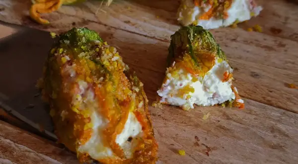 Fiori di zucca ripieni e impanati, cotti in friggitrice ad aria. Un antipasto croccante e gustoso.