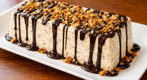 Delizioso parfait di mandorle, ricoperto da cioccolato fuso e granella croccante.