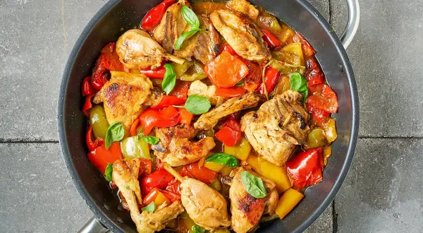 Delizioso pollo e peperoni in padella, un piatto colorato e saporito, pronto per essere gustato.