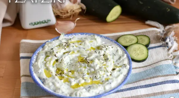 Tzatziki, una cremosa salsa con cetrioli, aglio e erbe aromatiche, condita con olio d'oliva.