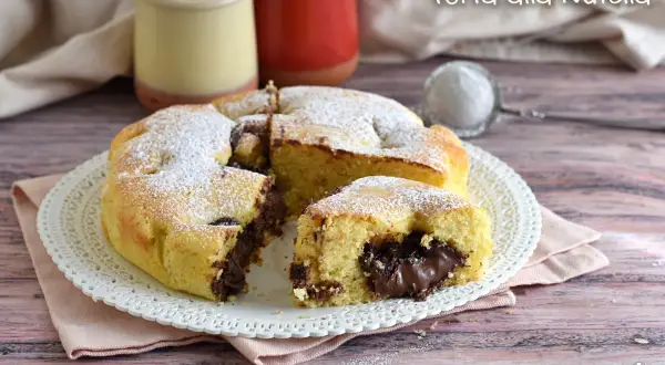 Torta alla Nutella soffice e golosa, con un cuore cremoso di cioccolato. Perfetta per ogni occasione.