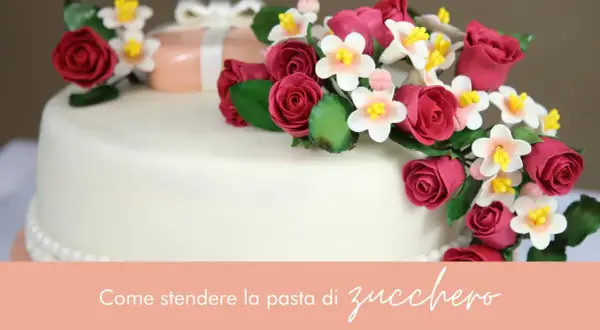 Torta decorata con rose e fiori in pasta di zucchero, un'elegante composizione per ogni occasione.