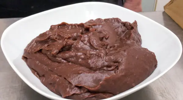 Una ciotola bianca piena di deliziosa crema al cioccolato, pronta per essere gustata.