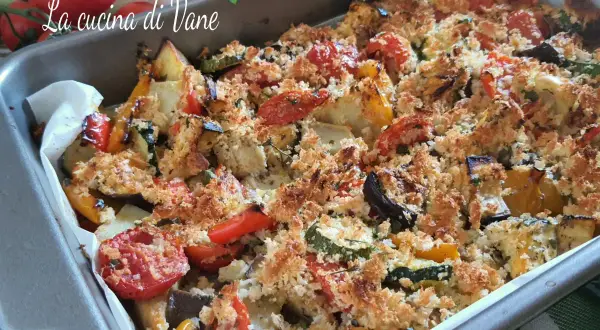 Verdure gratinate al forno, un tripudio di colori e sapori con zucchine, peperoni, melanzane e pomodorini, ricoperte da pangrattato croccante.