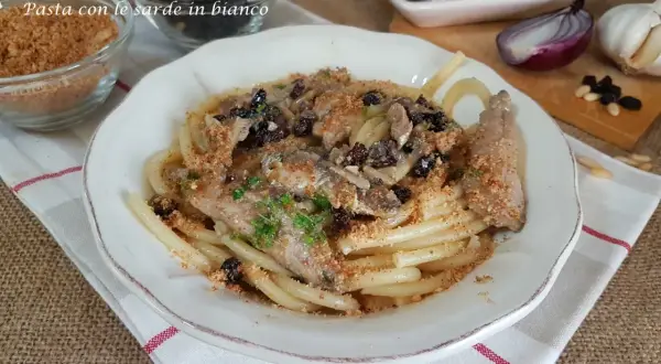Pasta con le sarde in bianco, un piatto semplice e gustoso con pesce fresco, uvetta e pinoli.