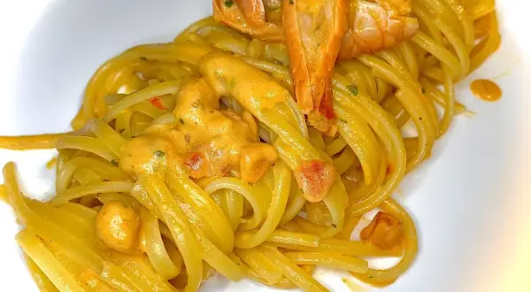 Linguine cremose con un saporito sugo con scampi surgelati, guarnite con pezzi di scampi succulenti.