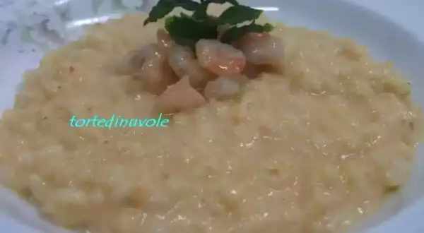 Un cremoso risotto gamberi surgelati, guarnito con gamberetti e menta fresca.