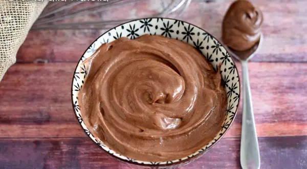 Una ciotola piena di deliziosa crema alla Nutella, pronta per essere gustata.