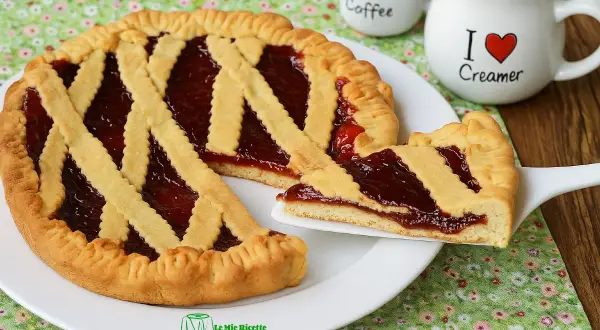 Deliziosa crostata senza uova con marmellata di fragole, perfetta per la colazione o la merenda.