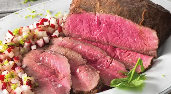 Succulento roast beef al forno, affettato e servito con un contorno di ravanelli e scorza di lime.
