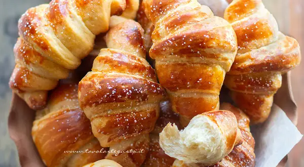 Cornetti fatti in casa veloci, dorati e soffici, spolverati di zucchero a velo. Perfetti per la colazione o una merenda golosa.