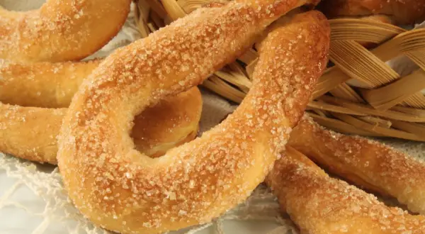 Deliziosi torcetti al burro cosparsi di zucchero croccante, pronti per essere gustati.