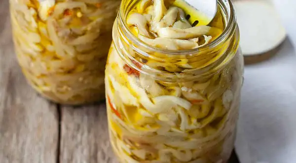 Melanzane sotto sale in olio d'oliva, pronte per essere gustate. Un classico antipasto italiano.