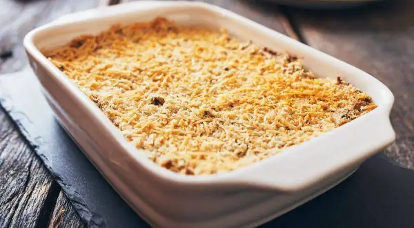 Sartù di riso pronto da gustare, una ricetta semplice e veloce per un piatto saporito e dorato.