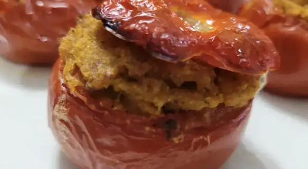 Pomodori al forno alla siciliana ripieni di un gustoso impasto.
