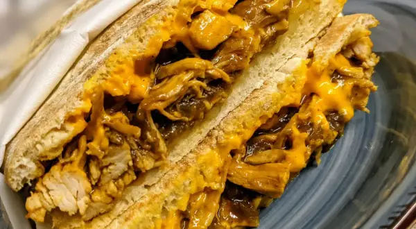 Sandwich con pulled chicken e formaggio filante, una deliziosa ricetta da provare subito.