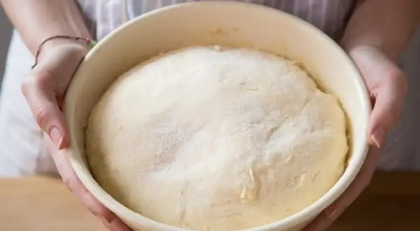 Impasto per ricetta pasta sfoglia veloce senza riposo, pronto per essere lavorato.