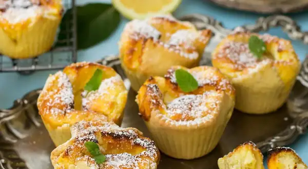 Deliziosi budini di riso in stampini, spolverati di zucchero a velo e guarniti con menta. Un assaggio di dolcezza.