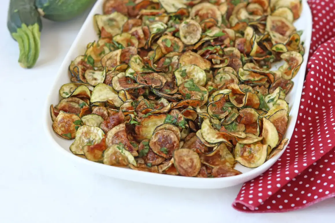 Zucchine alla scapece croccanti e dorate, un contorno saporito e leggero, guarnito con prezzemolo fresco.