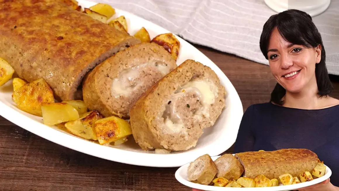 Un delizioso polpettone al forno, ripieno di formaggio filante, servito con patate arrosto.