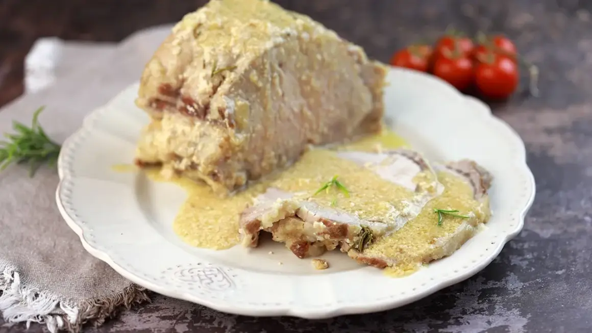 Lonza al latte, la ricetta della nonna che profuma di casa. Un piatto succulento e cremoso, pronto per essere gustato.