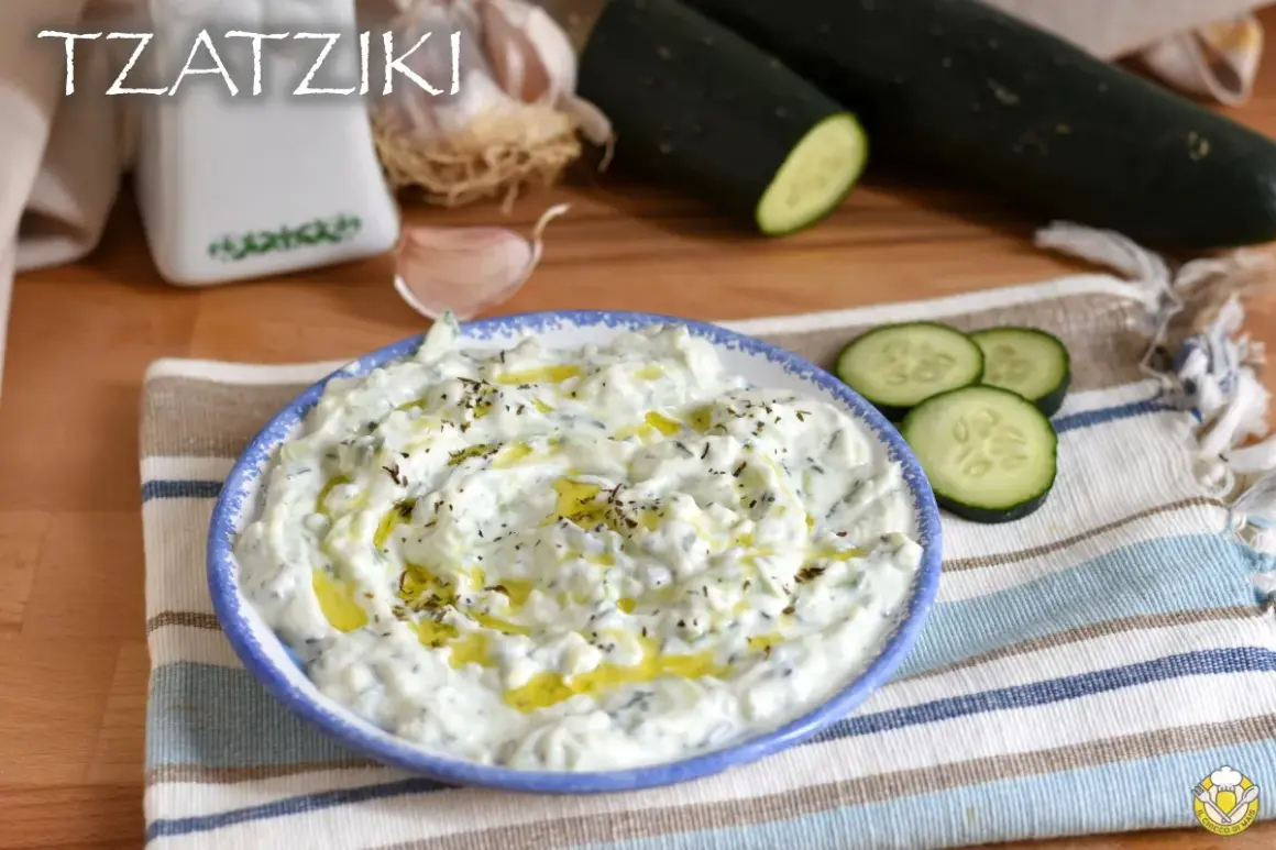 Tzatziki, una cremosa salsa con cetrioli, aglio e erbe aromatiche, condita con olio d'oliva.