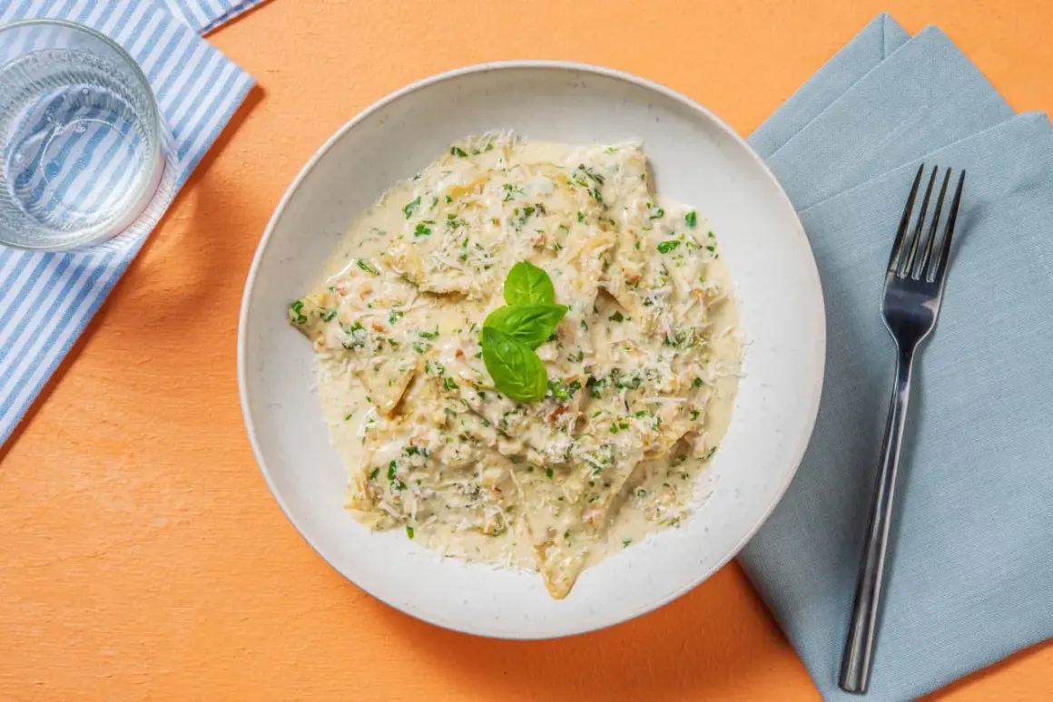 Ravioli cremosi con pesto di noci, parmigiano e basilico fresco.
