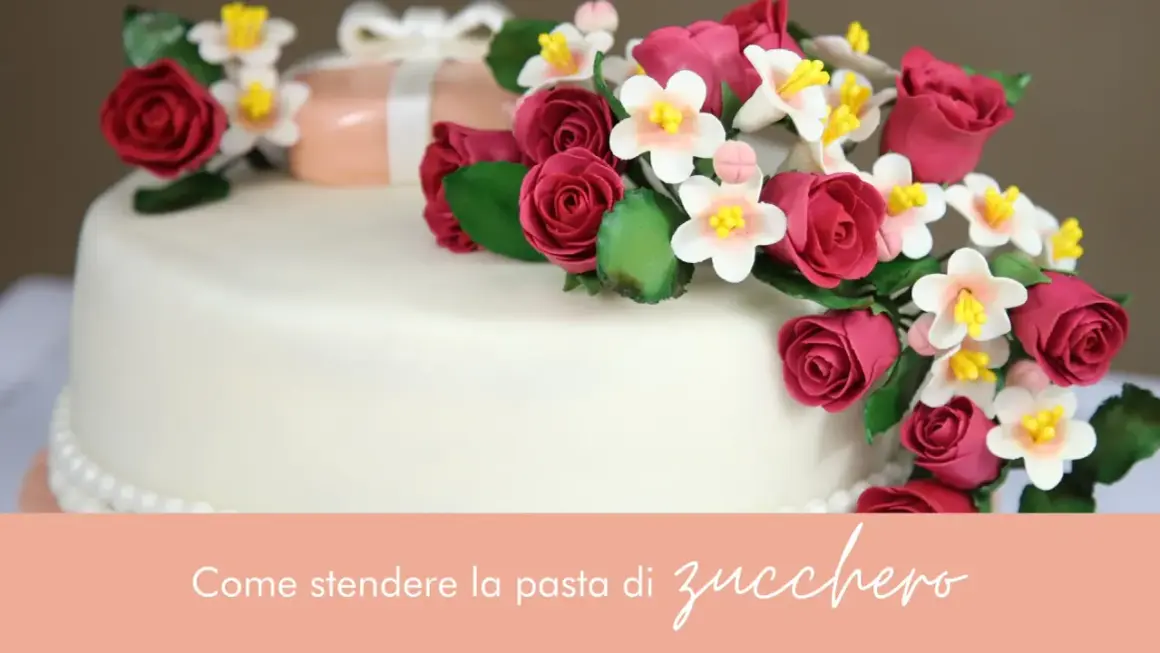 Torta decorata con rose e fiori in pasta di zucchero, un'elegante composizione per ogni occasione.
