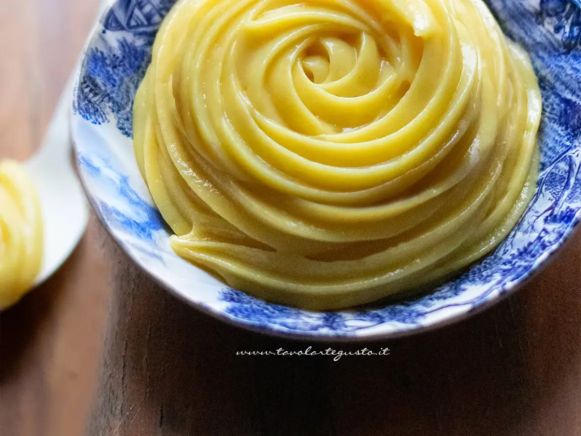 Una spirale perfetta di crema al latte, liscia e invitante, in una ciotola decorata.