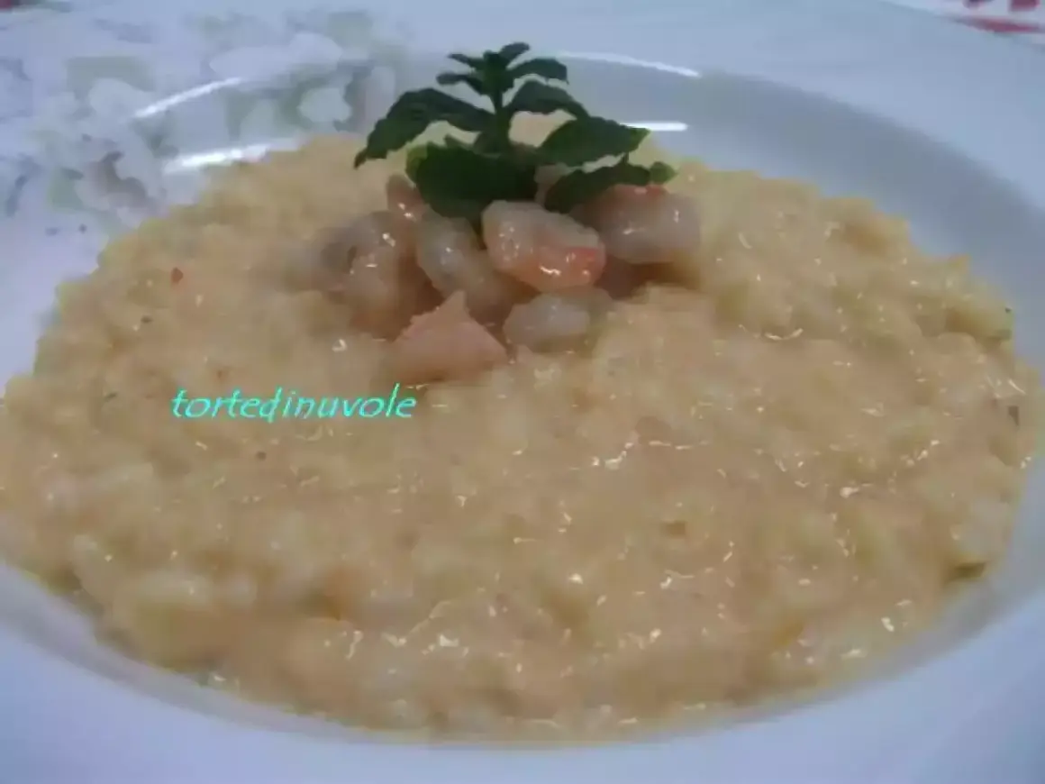 Un cremoso risotto gamberi surgelati, guarnito con gamberetti e menta fresca.