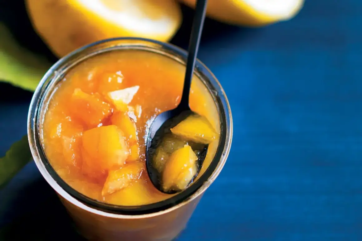 Marmellata di limoni fatta in casa, con pezzi di agrume visibili. Una ricetta semplice per un gusto fresco e profumato.