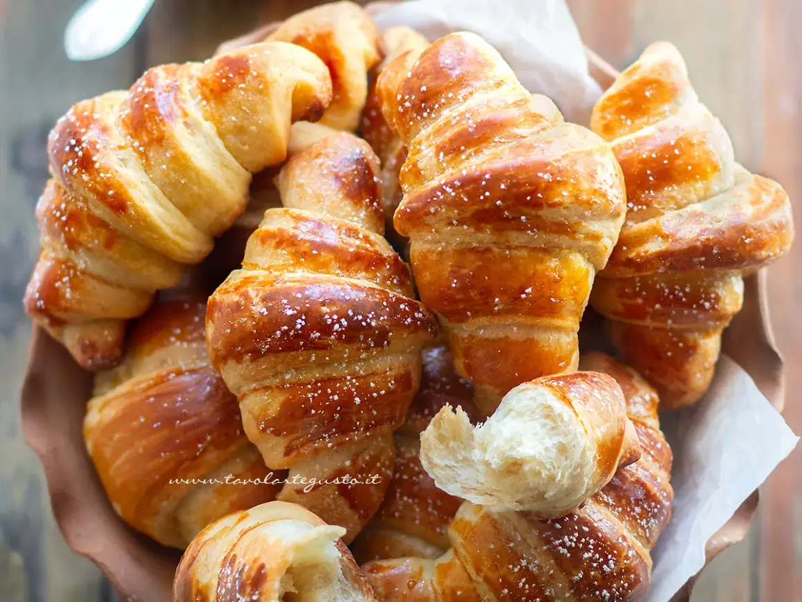 Cornetti fatti in casa veloci, dorati e soffici, spolverati di zucchero a velo. Perfetti per la colazione o una merenda golosa.