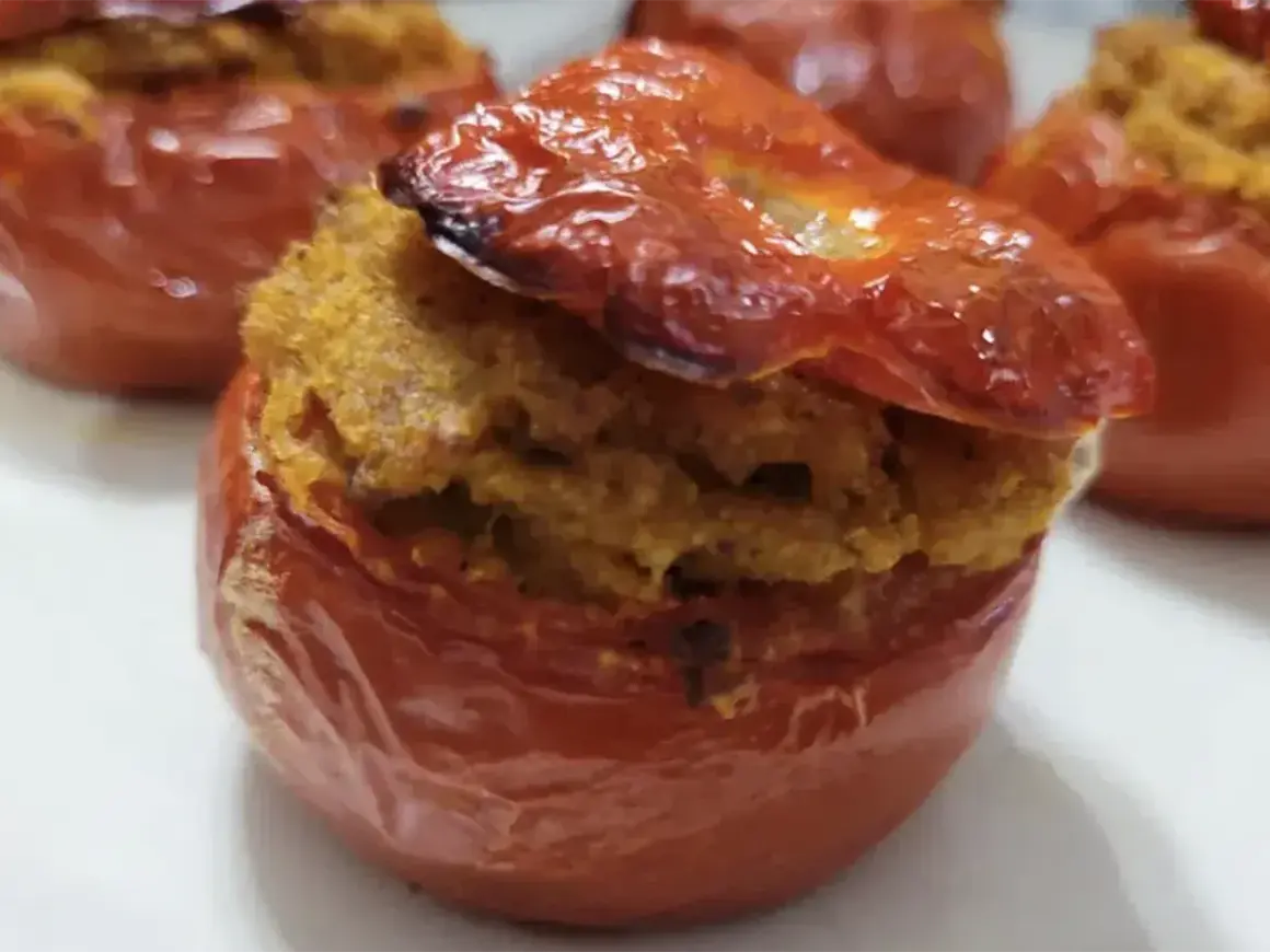 Pomodori al forno alla siciliana ripieni di un gustoso impasto.