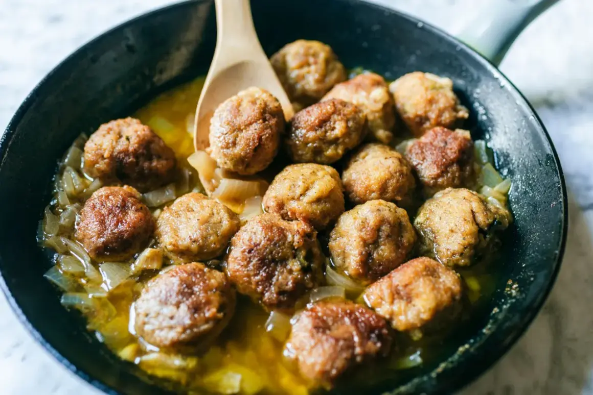 Polpette in bianco dorate e succulente, cotte in padella con cipolle dolci. Un classico confortante pronto per essere gustato.