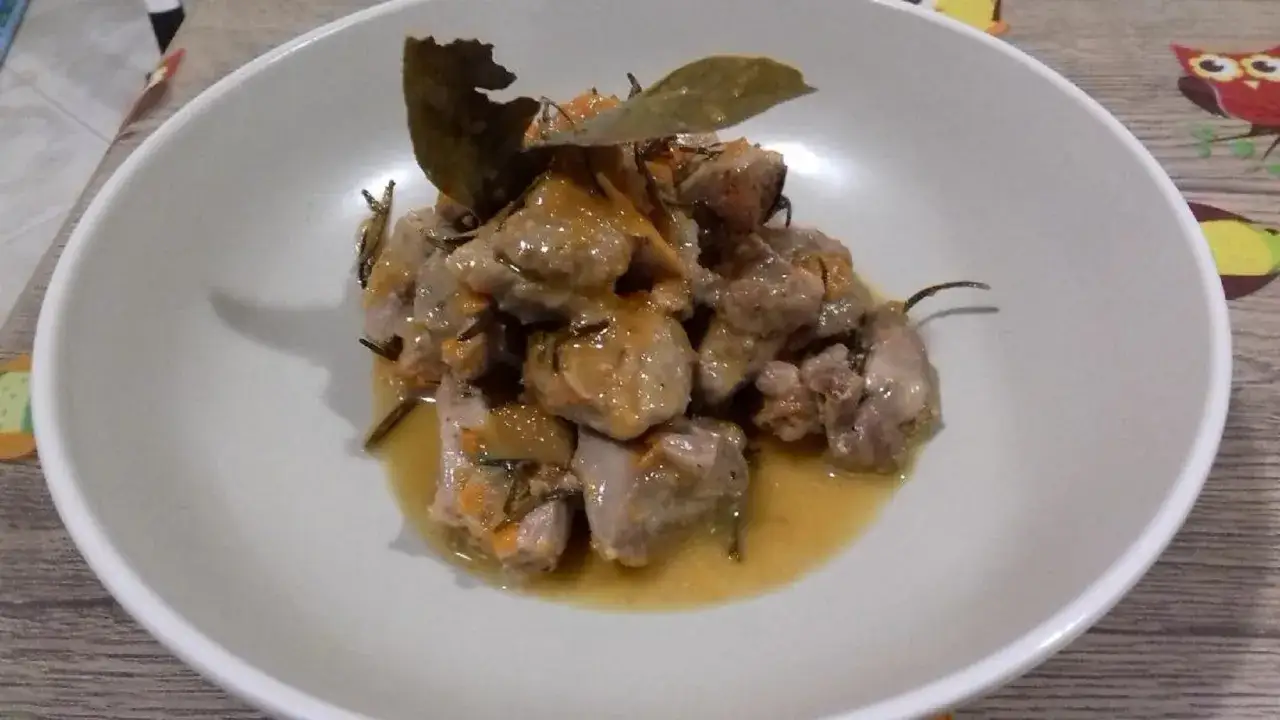Spezzatino di tacchino in umido morbido e saporito
