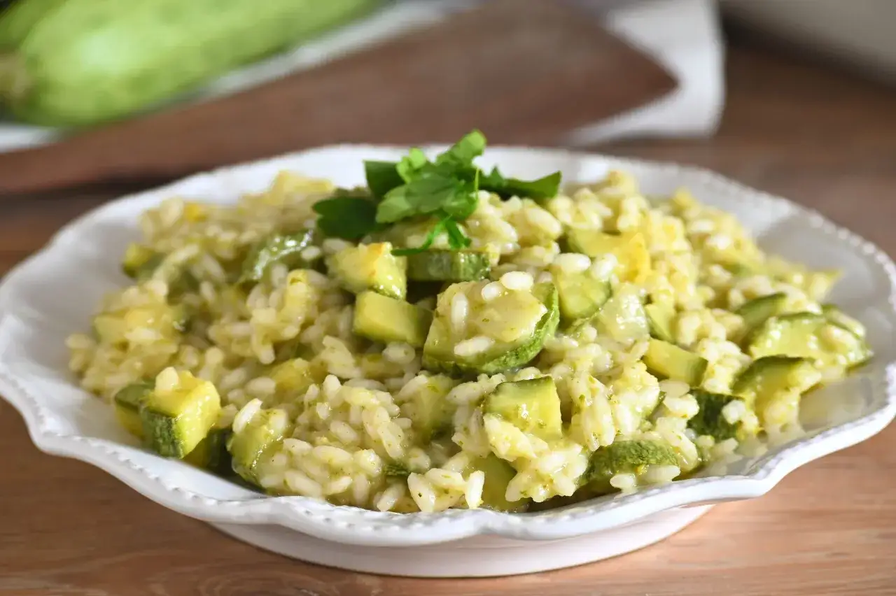 Un cremoso risotto con zucchine fresche e un tocco di prezzemolo, un piatto semplice e gustoso.