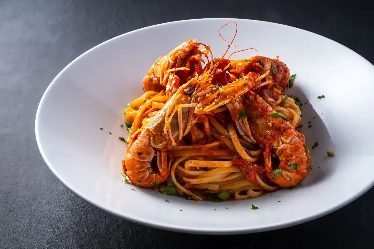 Linguine alla busara con scampi succulenti, un piatto di mare che delizia il palato.