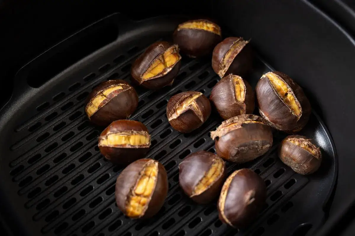 Castagne arrostite nella friggitrice ad aria, pronte per essere gustate.