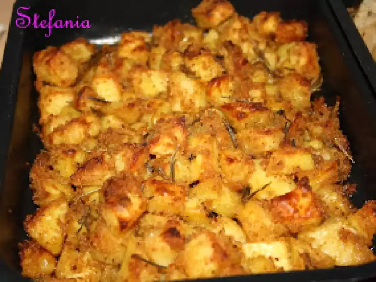Patate al forno dorate e croccanti, condite con erbe aromatiche, pronte per essere gustate.