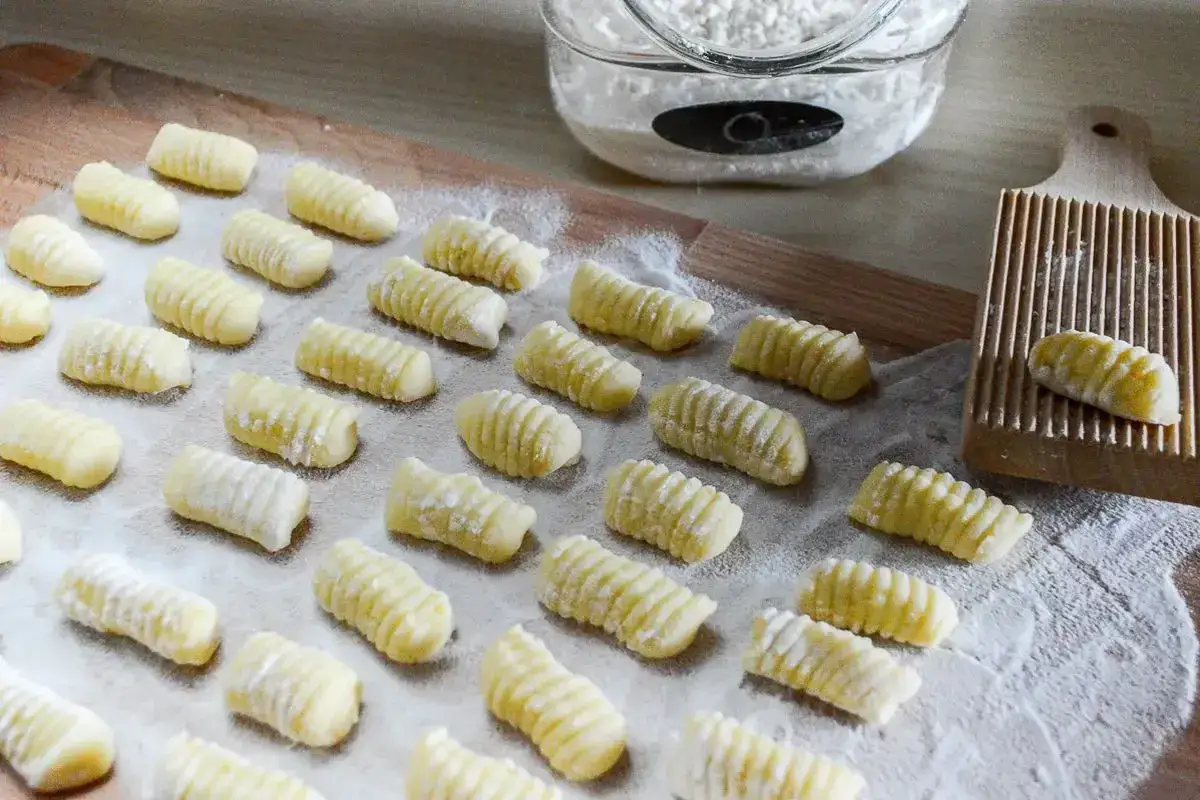 Gnocchi fatti in casa, pronti per la cottura. La gnocchi ricetta perfetta &egrave; a portata di mano con questi morbidi e rigati impasti.