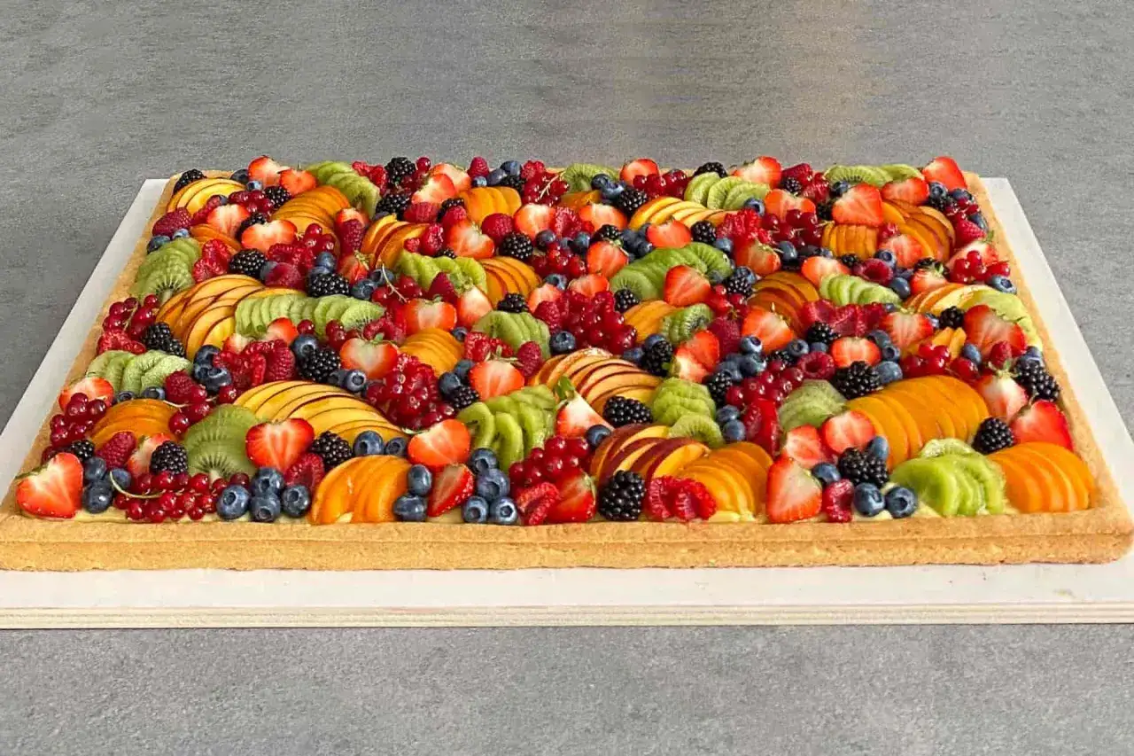 Deliziosa crostata di frutta 28 cm su pasta frolla, ricca di fragole, kiwi, pesche, mirtilli, lamponi e ribes.